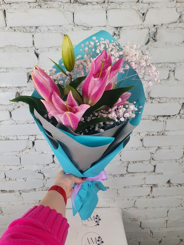 Букет 1 лилия с гипсофилой, артикул F1156070 - 1690 рублей, доставка по городу. Flawery - доставка цветов