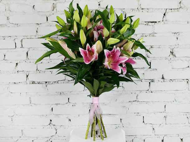Букет 9 розовых лилий, артикул F1157375 - 8256 рублей, доставка по городу. Flawery - доставка цветов