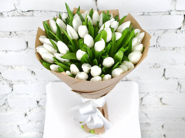 Букет 51 белый тюльпан в крафте, артикул F1160476 - 7390 рублей, доставка по городу. Flawery - доставка цветов