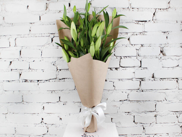 Букет 3 лилии, артикул F1170026 - 2802 рублей, доставка по городу. Flawery - доставка цветов