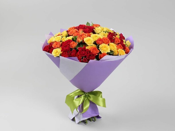 Букет 25 кустовых роз микс 50 см., артикул F1170134 - 8490 рублей, доставка по городу. Flawery - доставка цветов