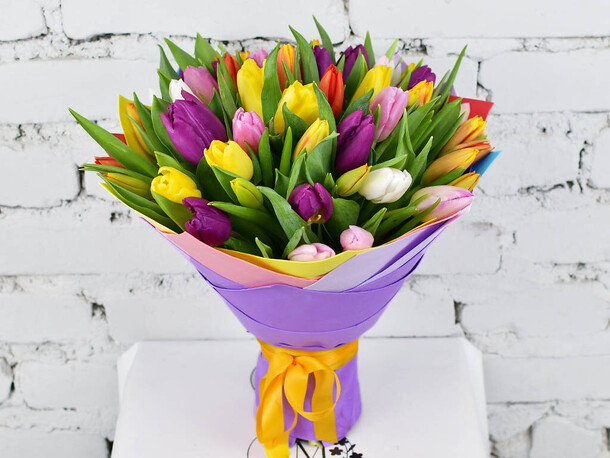 Букет 51 тюльпан микс в упаковке, артикул F1170451 - 9083 рублей, доставка по городу. Flawery - доставка цветов