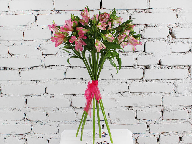 Букет 9 розовой альстромерии, артикул F1170712 - 1990 рублей, доставка по городу. Flawery - доставка цветов