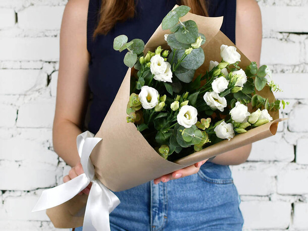 Букет 5 белой эустомы с эвкалиптом, артикул F1173882 - 2967 рублей, доставка по городу. Flawery - доставка цветов