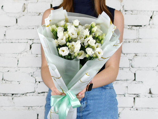 Букет 5 белой эустомы в упаковке, артикул F1173891 - 2471 рублей, доставка по городу. Flawery - доставка цветов