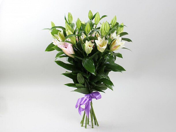 Букет 9 лилий, артикул F1174578 - 7990 рублей, доставка по городу. Flawery - доставка цветов