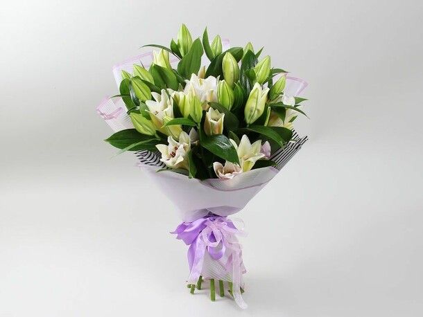 Букет 11 белых лилий в упаковке, артикул F1174579 - 10990 рублей, доставка по городу. Flawery - доставка цветов