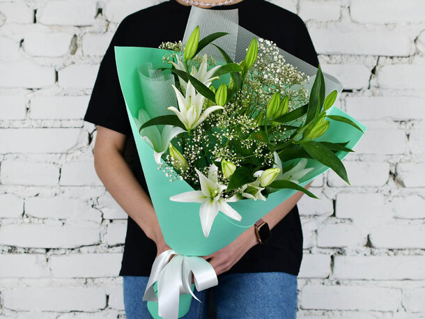 Букет 3 белые лилии с гипсофилой, артикул F1174592 - 3729 рублей, доставка по городу. Flawery - доставка цветов