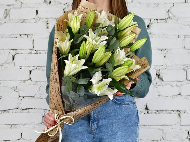 Букет 5 белых лилий с эвкалиптом, артикул F1175079 - 5198 рублей, доставка по городу. Flawery - доставка цветов