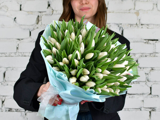 Букет 101 белый тюльпан в упаковке, артикул F1176532 - 17590 рублей, доставка по городу. Flawery - доставка цветов