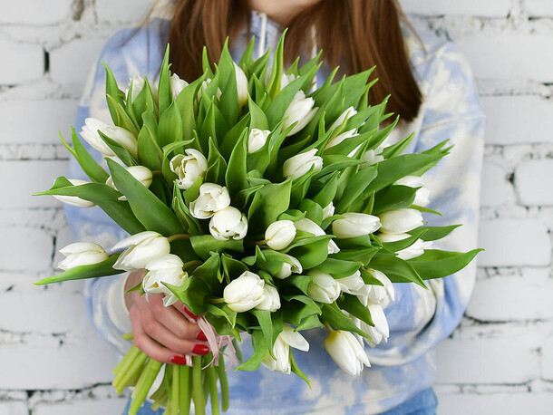Букет 49 белых тюльпанов, артикул F1176544 - 8916 рублей, доставка по городу. Flawery - доставка цветов