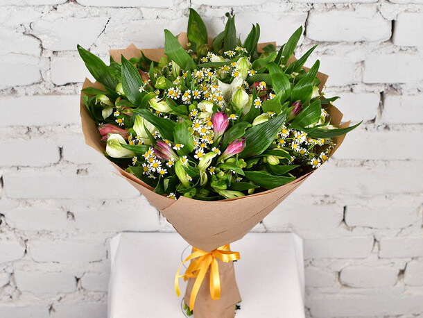 Букет 19 альстромерии микс с ромашками, артикул F1179539 - 6890 рублей, доставка по городу. Flawery - доставка цветов