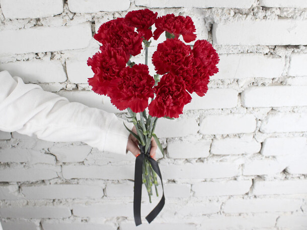 Букет 10 красных гвоздик, артикул F1181607 - 1390 рублей, доставка по городу. Flawery - доставка цветов