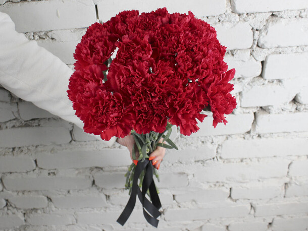 Букет 20 красных гвоздик, артикул F1181610 - 2690 рублей, доставка по городу. Flawery - доставка цветов