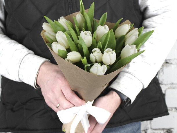 Букет 15 белых тюльпанов в крафте, артикул F1181650 - 2547 рублей, доставка по городу. Flawery - доставка цветов