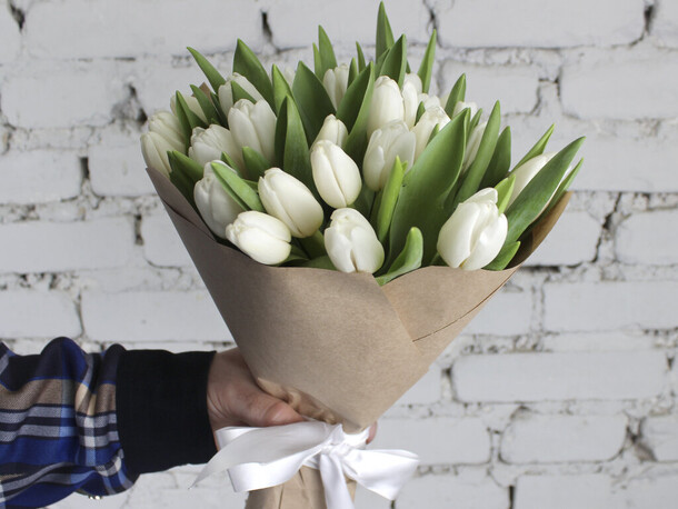 Букет 25 белых тюльпанов в крафте, артикул F1181652 - 3975 рублей, доставка по городу. Flawery - доставка цветов