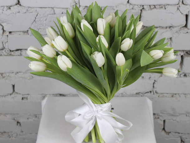 Букет 35 белых тюльпанов, артикул F1181653 - 5590 рублей, доставка по городу. Flawery - доставка цветов