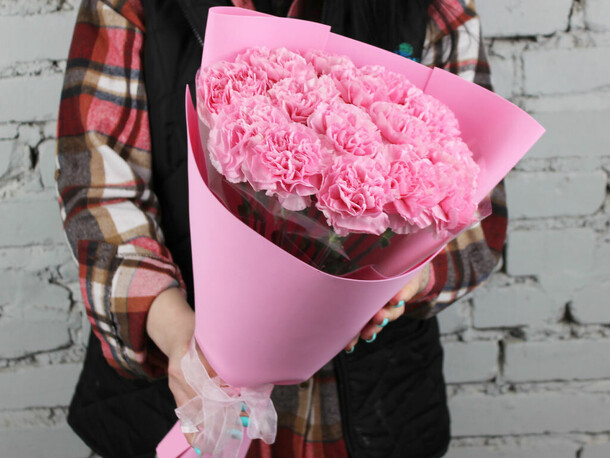 Букет 15 розовых гвоздик в упаковке, артикул F1185723 - 2390 рублей, доставка по городу. Flawery - доставка цветов