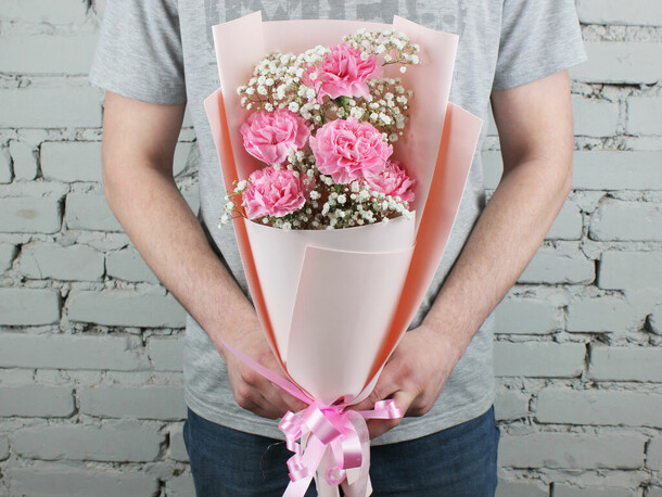 Букет 5 гвоздик с гипсофилой, артикул F1185757 - 2079 рублей, доставка по городу. Flawery - доставка цветов