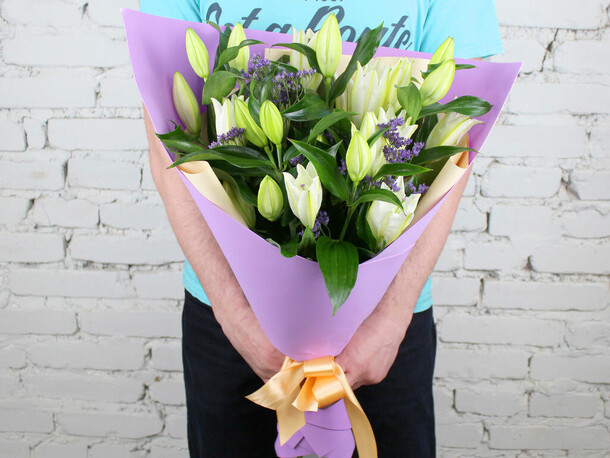 Букет 5 белых лилий с лимониумом, артикул F1186144 - 5049 рублей, доставка по городу. Flawery - доставка цветов