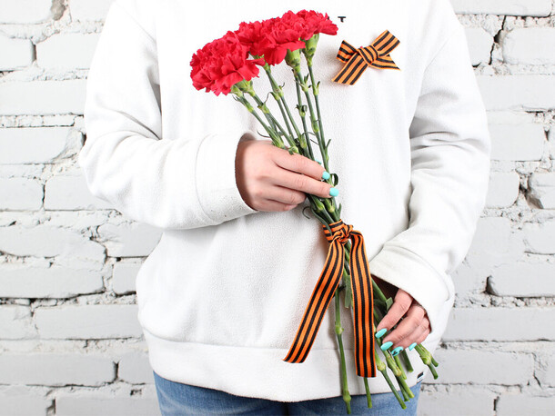 Букет 9 красных гвоздик, артикул F1188953 - 1190 рублей, доставка по городу. Flawery - доставка цветов