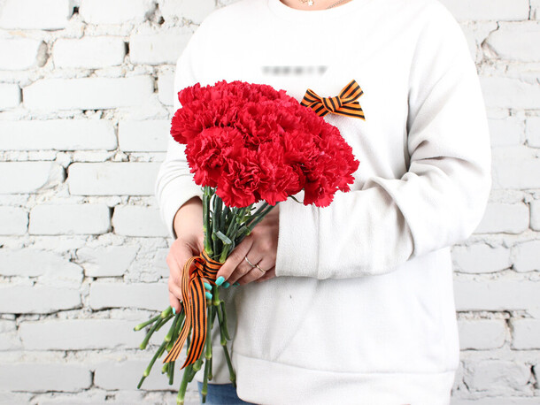 Букет 19 красных гвоздик, артикул F1188973 - 2892 рублей, доставка по городу. Flawery - доставка цветов