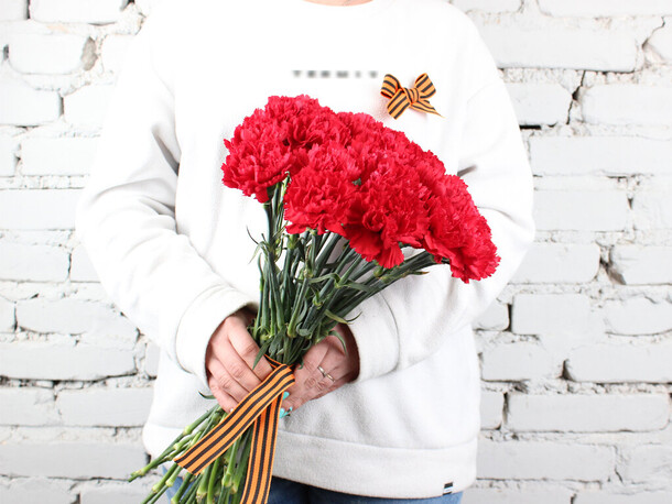 Букет 29 красных гвоздик, артикул F1188983 - 4102 рублей, доставка по городу. Flawery - доставка цветов