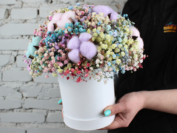 Композиция гипсофила с хлопком в коробке, артикул F1194058 - 4169 рублей, доставка по городу. Flawery - доставка цветов