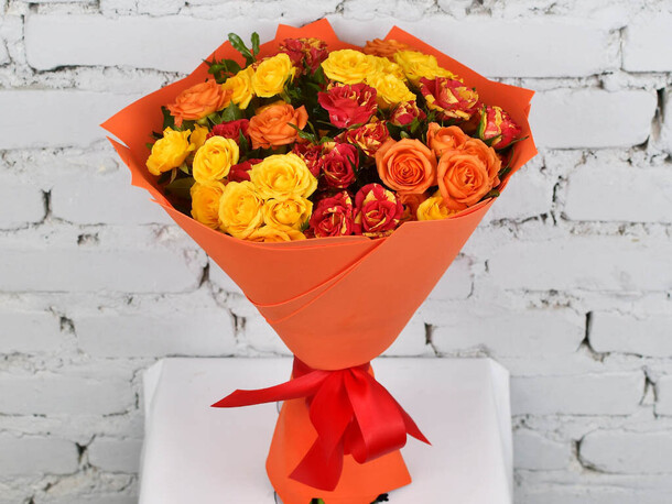Букет 15 кустовых роз яркий микс, артикул F1195111 - 4389 рублей, доставка по городу. Flawery - доставка цветов