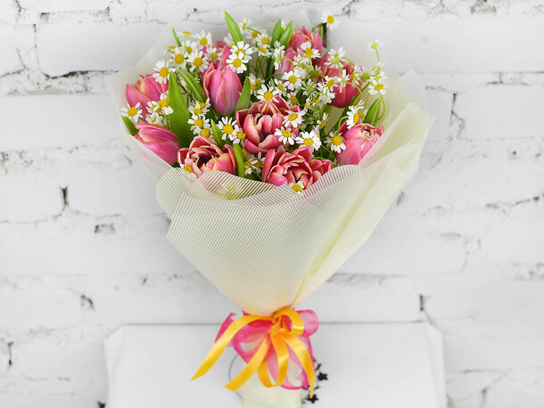 Букет 11 розовых тюльпанов с ромашками, артикул F1196180 - 4190 рублей, доставка по городу. Flawery - доставка цветов