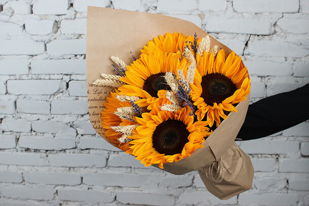 Букет 5 подсолнухов с лавандой, артикул F1196499 - 3132 рублей, доставка по городу. Flawery - доставка цветов
