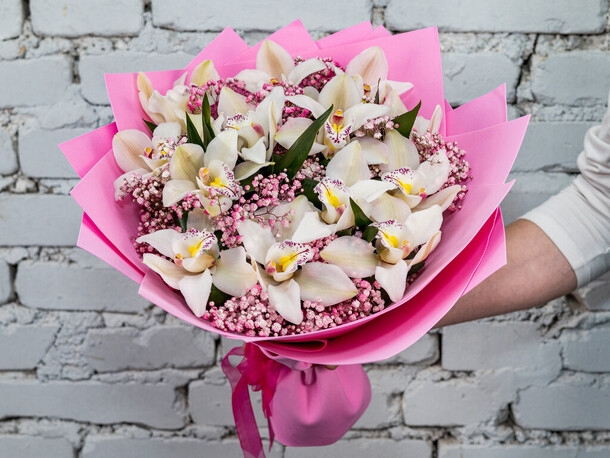 Букет белая орхидея с гипсофилой, артикул F1197767 - 6851 рублей, доставка по городу. Flawery - доставка цветов