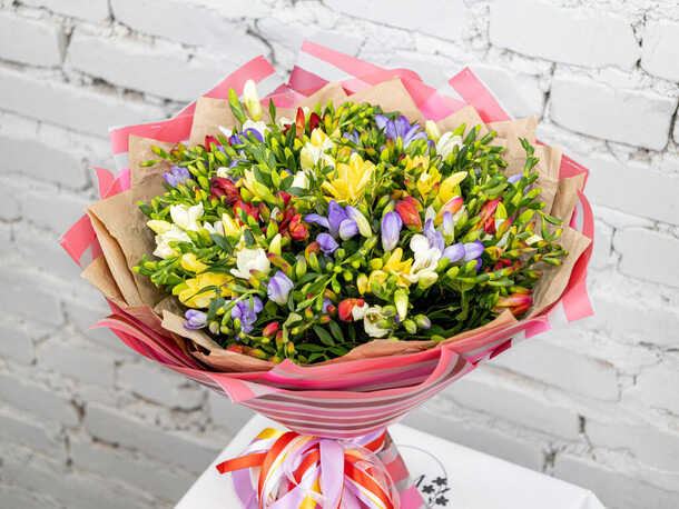 Букет 51 фрезия микс в упаковке, артикул F1198634 - 14289 рублей, доставка по городу. Flawery - доставка цветов