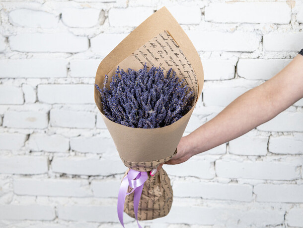 Букет лаванда в крафте, артикул F1199339 - 3069 рублей, доставка по городу. Flawery - доставка цветов