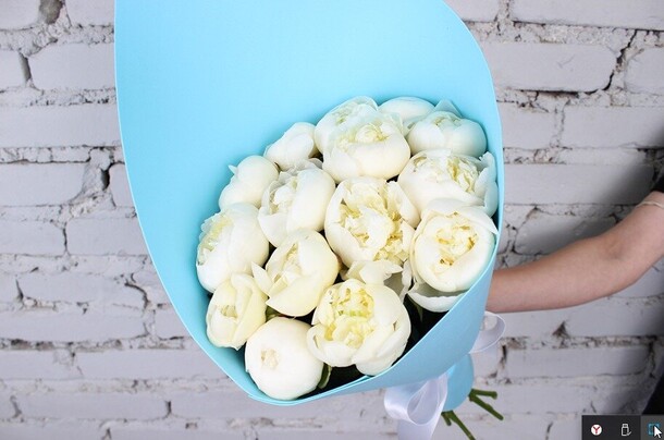 Букет 15 белых пионов в упаковке, артикул F1204856 - 14790 рублей, доставка по городу. Flawery - доставка цветов