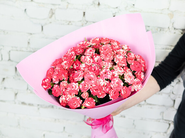 Букет 15 кустовых роз фаер воркс 60 см, артикул F1206472 - 5554 рублей, доставка по городу. Flawery - доставка цветов