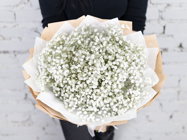 Букет 7 белой гипсофилы в крафте, артикул F1206475 - 2590 рублей, доставка по городу. Flawery - доставка цветов