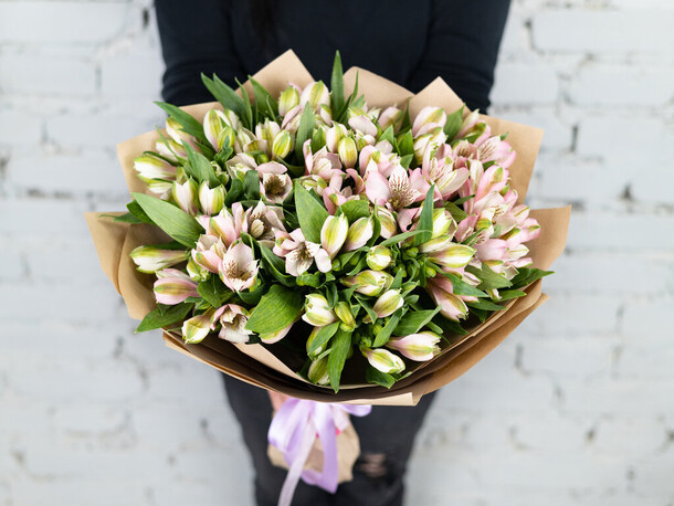 Букет 17 розовой альстромерии в крафте, артикул F1206483 - 4465 рублей, доставка по городу. Flawery - доставка цветов