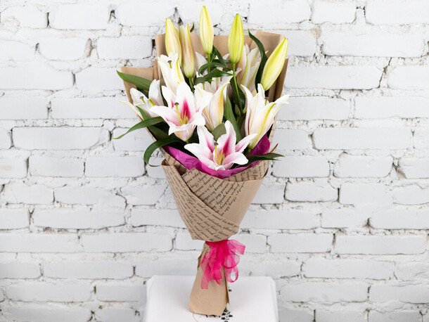 Букет 3 бело-розовые лилии в крафте, артикул F1206485 - 2802 рублей, доставка по городу. Flawery - доставка цветов