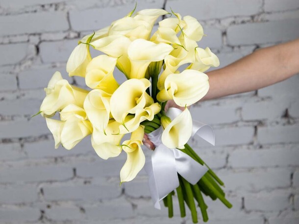 Букет 25 белых калл, артикул F1206648 - 11990 рублей, доставка по городу. Flawery - доставка цветов