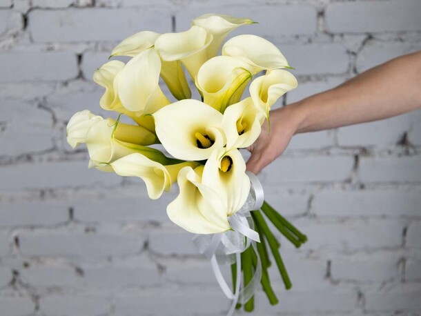 Букет 15 белых калл, артикул F1206649 - 6768 рублей, доставка по городу. Flawery - доставка цветов