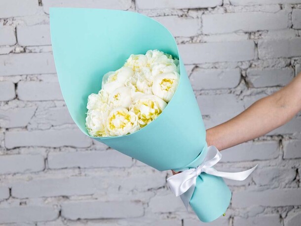 Букет 11 белых пионов в фоамиране, артикул F1206693 - 11790 рублей, доставка по городу. Flawery - доставка цветов