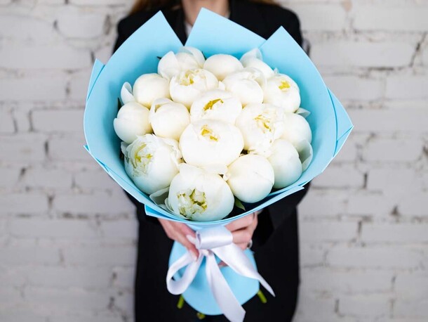 Букет 17 белых пионов в упаковке, артикул F1206699 - 16790 рублей, доставка по городу. Flawery - доставка цветов