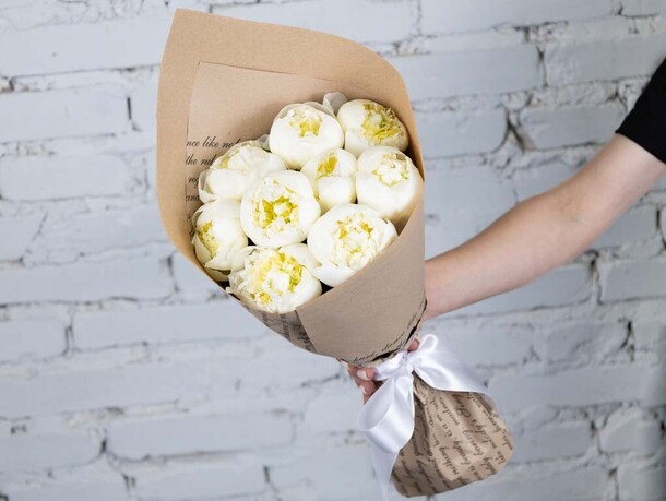 Букет 9 белых пионов в крафте, артикул F1206701 - 8790 рублей, доставка по городу. Flawery - доставка цветов