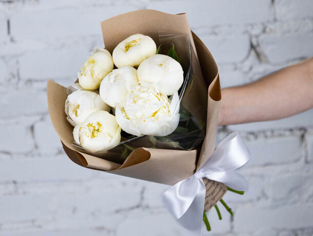 Букет 7 белых пионов в крафте, артикул F1206704 - 6790 рублей, доставка по городу. Flawery - доставка цветов