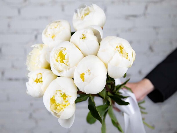 Букет 9 белых пионов, артикул F1206726 - 8790 рублей, доставка по городу. Flawery - доставка цветов