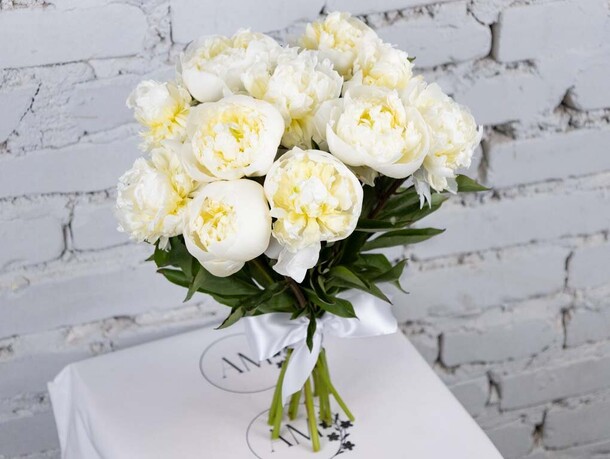 Букет 11 белых пионов, артикул F1206745 - 10790 рублей, доставка по городу. Flawery - доставка цветов