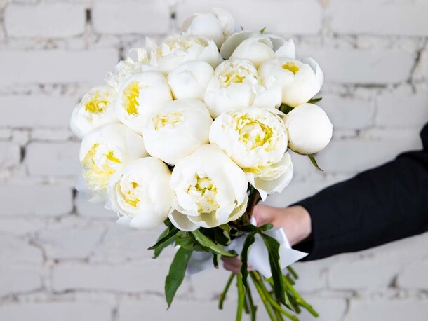 Букет 15 белых пионов, артикул F1206766 - 14790 рублей, доставка по городу. Flawery - доставка цветов