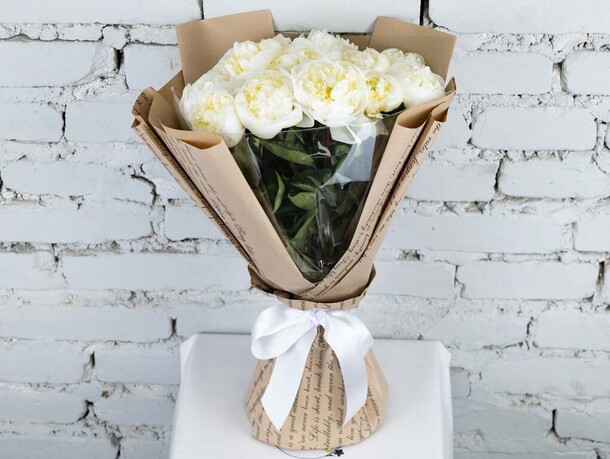 Букет 15 белых пионов в крафте, артикул F1206780 - 14790 рублей, доставка по городу. Flawery - доставка цветов
