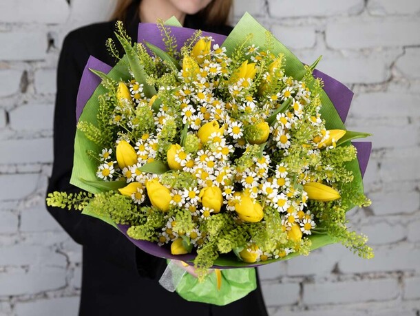 Букет 19 желтых тюльпанов с ромашками, артикул F1207604 - 6589 рублей, доставка по городу. Flawery - доставка цветов